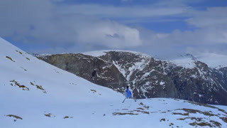 這里是挪威的山脈和峽灣 對低空跳傘者而言這里是絕妙的地方