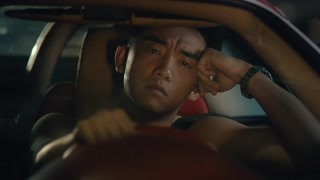 余飛赤裸驚險(xiǎn)開車上路 慘遭交警查車