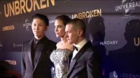 《坚不可摧》首映式 朱莉和皮特与粉丝自拍