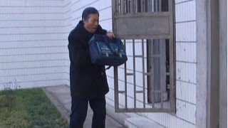 徐寶德病情惡化，為了不讓兒子擔心借口離開監(jiān)獄