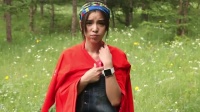 李毓芬从花丛中走来，美丽面庞与鲜花争艳