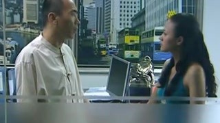 美女跑到小伙子这来撒娇 这谁遭得住啊