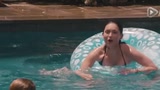 《四十而惑》片段之游泳池 梅根·福克斯比基尼亮相