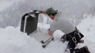 雪山之巔驚現千萬美鈔