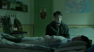 丁小军走进胖虎房间