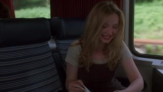 火车上遇到这种情况  你会像美女这样吗