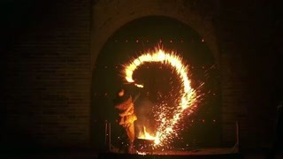 这个打树花是个什么骚操作？这绝美的效果比烟花什么的酷炫多了！