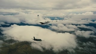 黑衣人空中连接大小飞机 直接扯翻小飞机