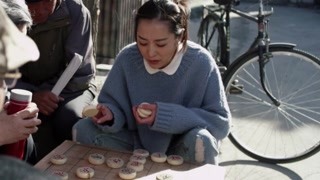 美女下一半象棋就想溜？太低估老大爷们的实力了！