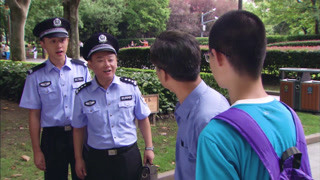 孩子沉浸在喪母之痛，公園逃脫收獲一個“爺爺”