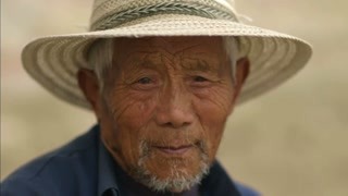 小男孩在森林迷路后开始长毛最后变成了猴子？这就是人类退化？