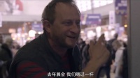醉酒的他，形同傻子街头纠缠美女！