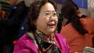 大媽帶著“孩子”上火車 竟被檢票員當場攔下？