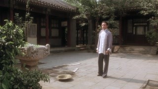 小四拿著行李出門而去蝶衣不知如何挽留