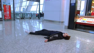 林向安在机场晕倒