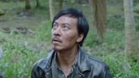 巨蛙想要吃掉人類，卻遇到更強的大蛇，眾人看到都呆了