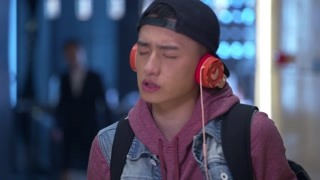 帅小伙一个人自嗨，美女看不过去了！