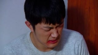 小伙竟打自己耳光？他到底做錯了什么？