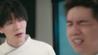 男子蒙眼尝糖惨被戏耍