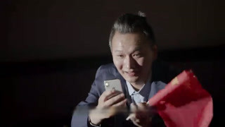 周大妈还会玩手机？
