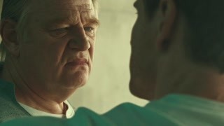 索菲婭被迫于父親艾倫的壓力操縱著勒姆·林奇 威脅著他身心健康