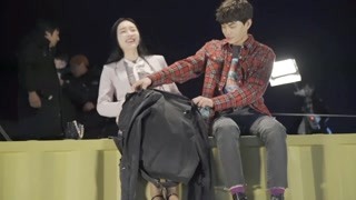 丁禹兮暖男上线 为盈盈披衣服