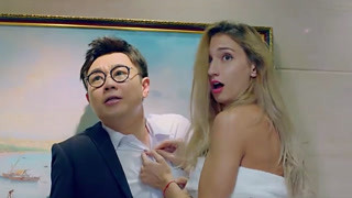 洋妞给你作足疗.蒙谁呢
