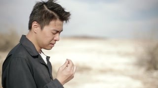 荒地上有人求救 近距离发现竟然是她