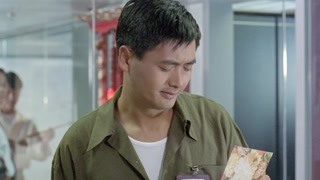 神秘人送花给女警官 卡片上的歌词竟然是暗号？