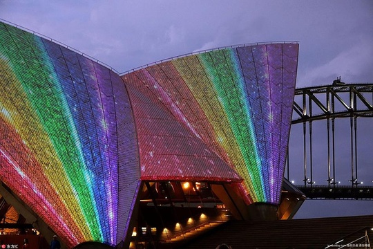 悉尼歌剧院点亮彩虹色 庆祝同性婚姻法案通过 第1页