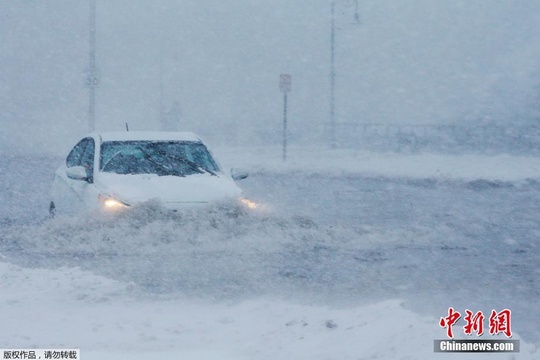 美国马萨诸塞州遭暴风雪袭击 道路变“冰河” 第1页