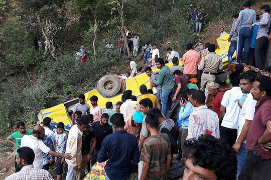 印度一校车坠入峡谷 致30人死亡包括27名儿童 第1页