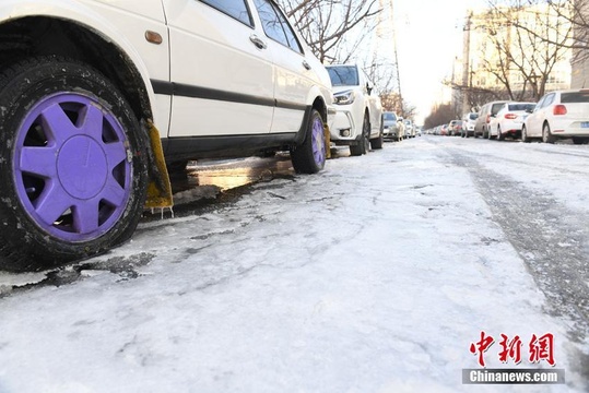 长春小区水管爆裂变冰场 车身挂冰柱(4) 第4页