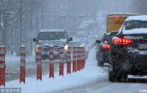 韩国遭遇暴雪袭城 路面交通陷入瘫痪 第1页