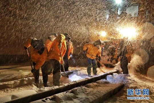 新疆多部门积极应对暴雪天气 第1页