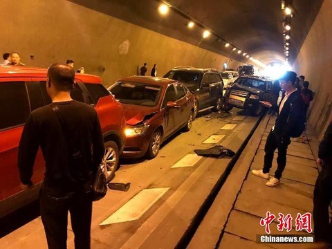 广西一隧道发生多起车祸 涉及72辆车(3) 第3页