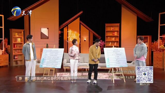 舞台上的默契搭档生活中的暖心朋友  年轻相声演员表演诙谐幽默充满活力