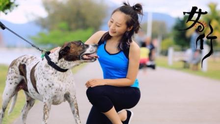 灯光下浓妆艳抹的主持人如何成为旅行达人