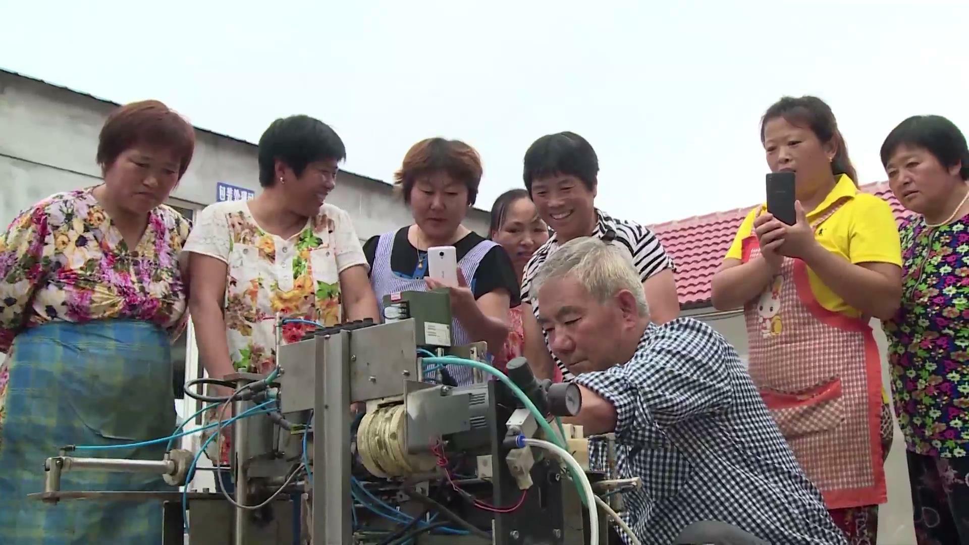 大爷自制海带打结机，失败3次花光所有积蓄，成功后一天卖出13台