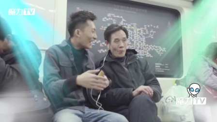 帅小伙儿在地铁里给陌生人听自己手机里的歌 路人会是什么反应 99