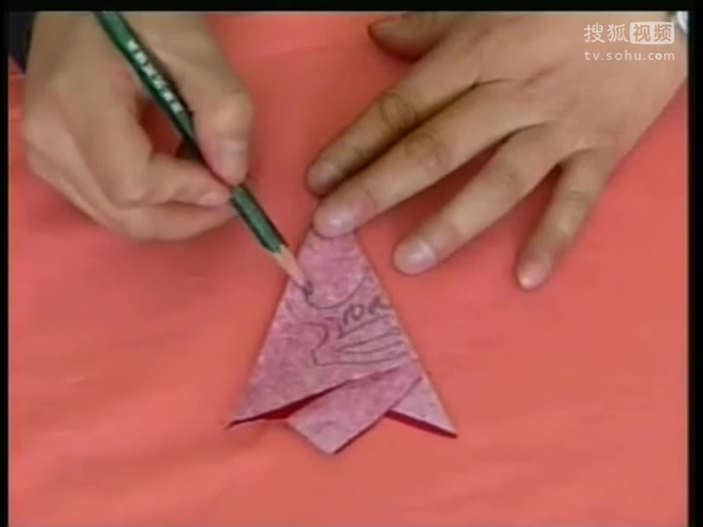 剪纸视频教程：五瓣花与花瓶的剪纸方法