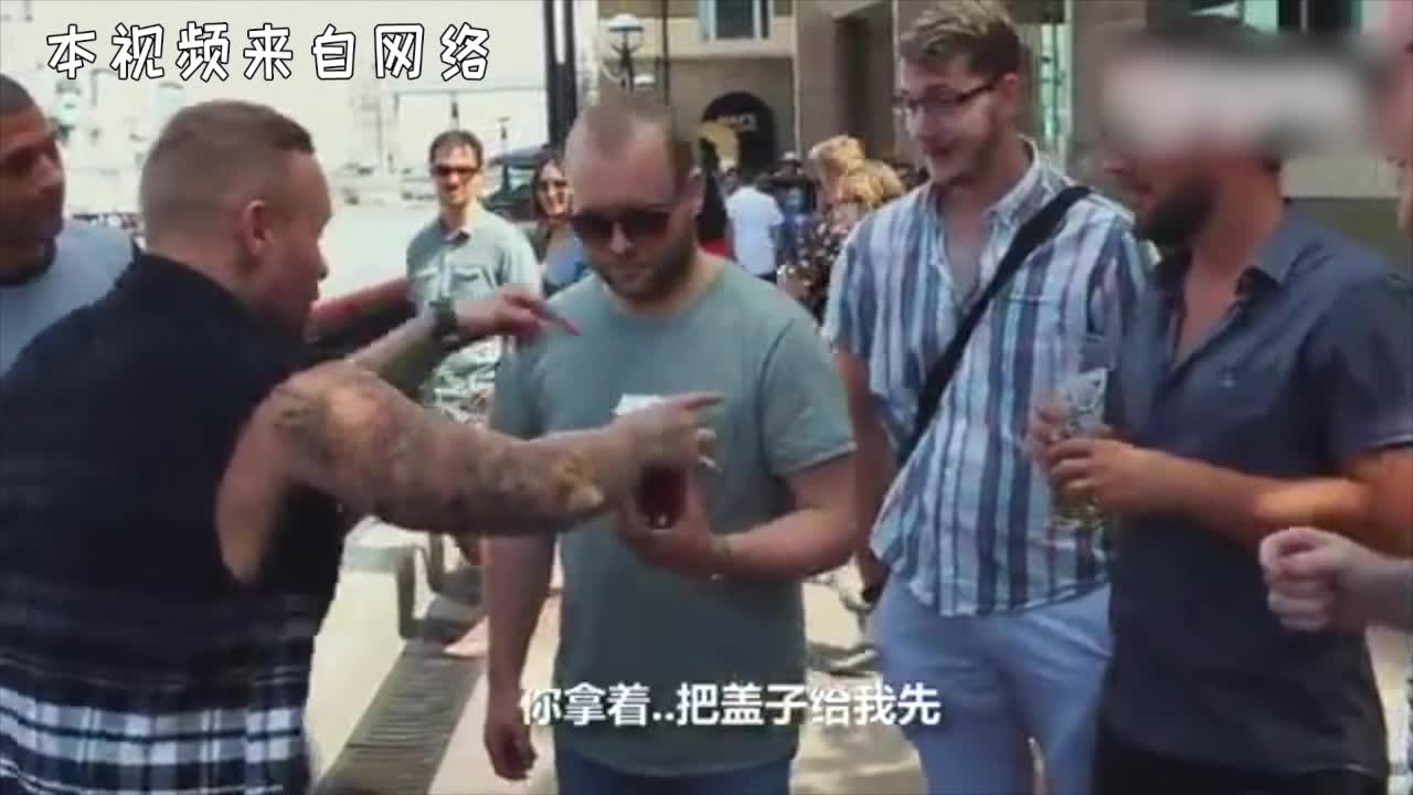 不能笑，憋着