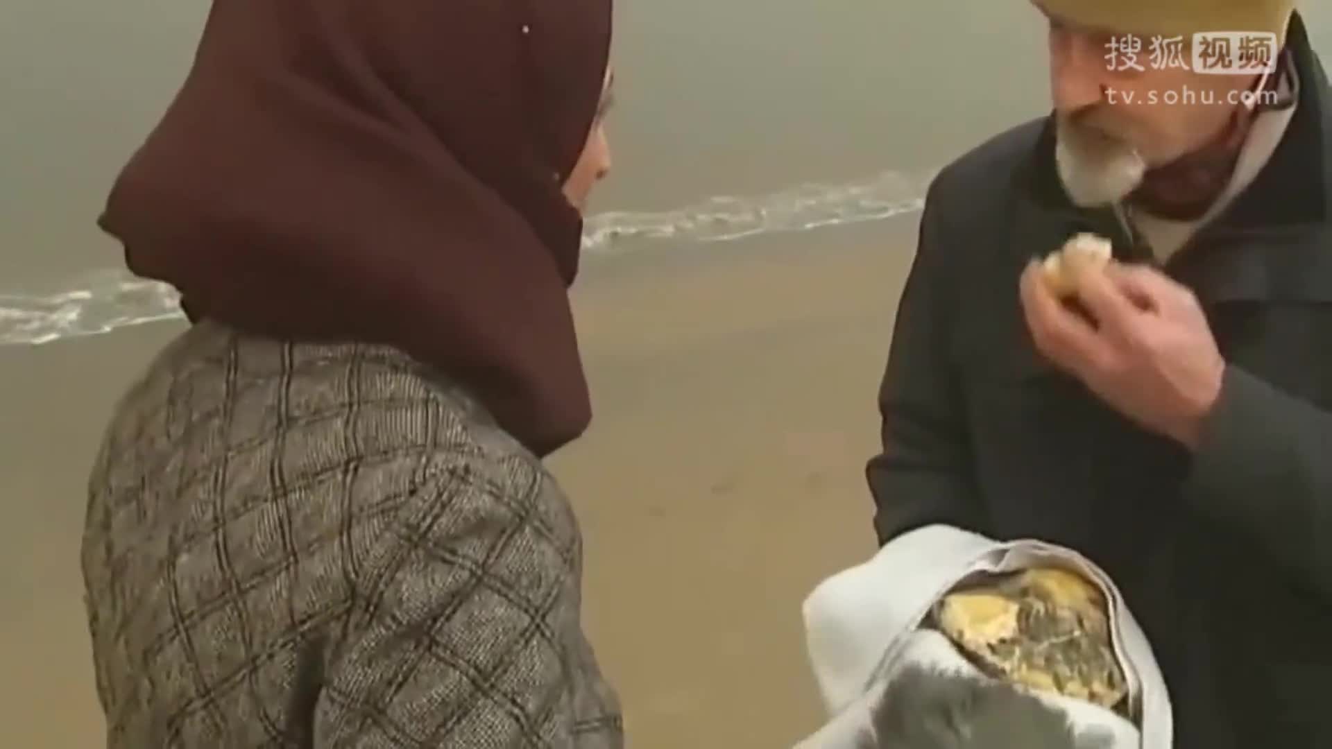 男子在海滩边捡到黄色石头，没想到竟一夜暴富