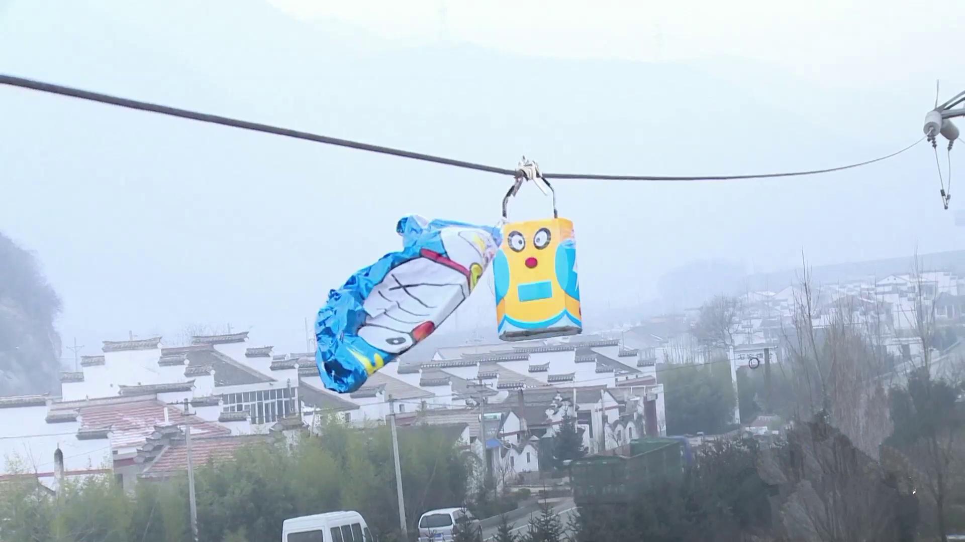 大叔发明除障碍机器人，百米高导线远程操控，顶替人工高空作业