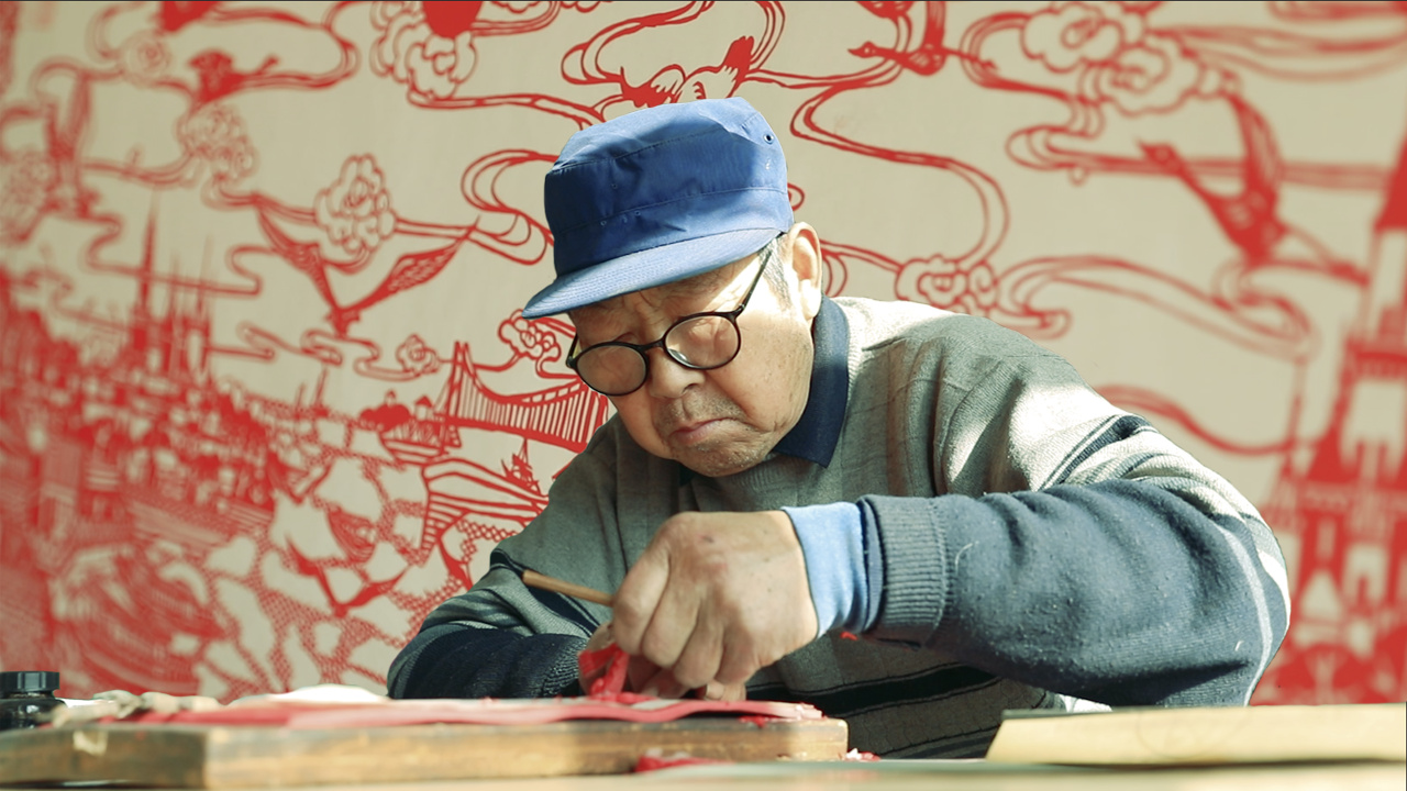 一年四季都可以雕在纸上，老先生独自一人坚持60年，如今没有几人在做。