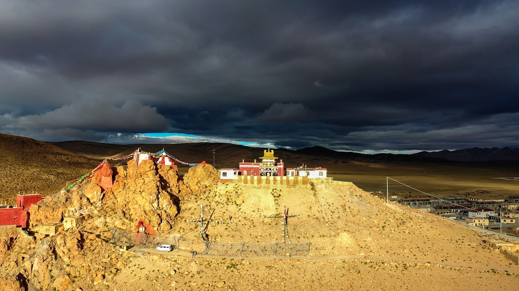 西藏阿里 | 吉乌寺，阿里南线上被忽视的神仙寺庙，它规模娇小，但在著名的神山圣湖（冈仁波齐、玛旁雍错、拉昂错）圈中，却占据众星捧月的地理位置，莲花生大师曾在寺内修行，这里也是藏民转湖的起点#一路行摄