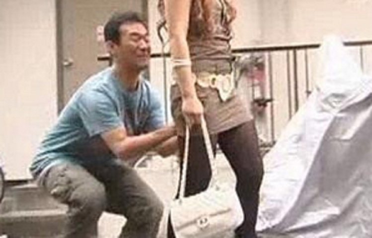 爆笑 美女骗子被戏耍...不笑你打我