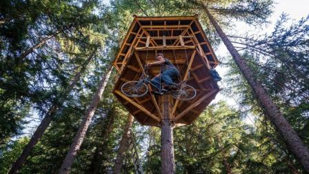为了不爬梯子 美国小伙每天骑自行车进树屋 外国人真会玩