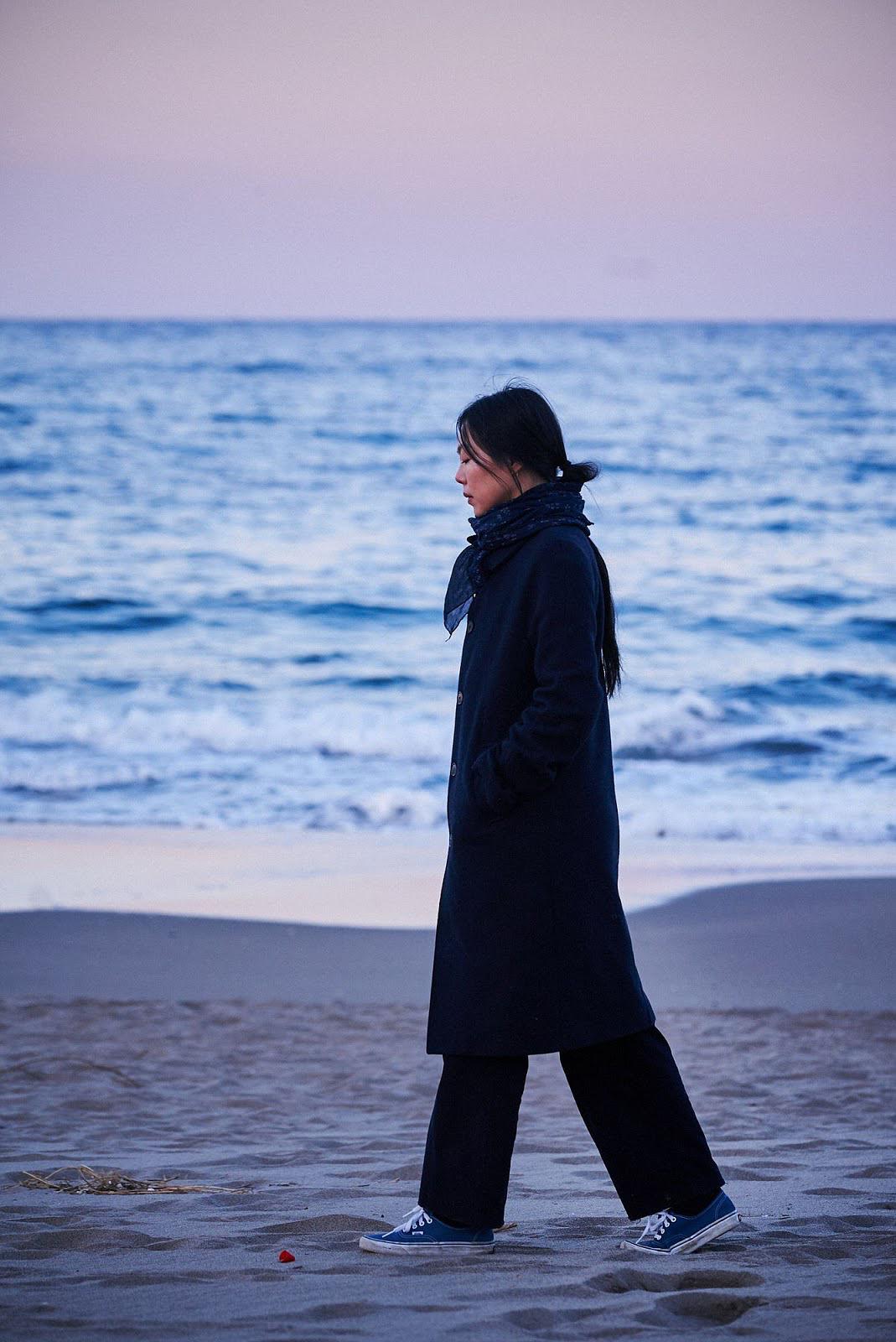 《独自在夜晚的海边》-高清电影