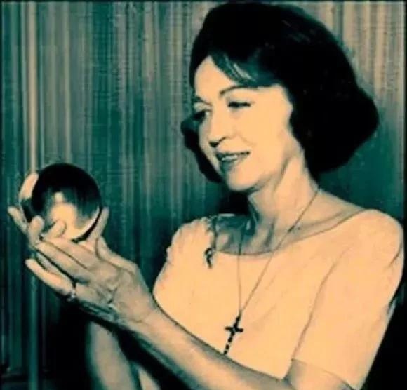 美国著名女预言家，临死前是这样预言中国的